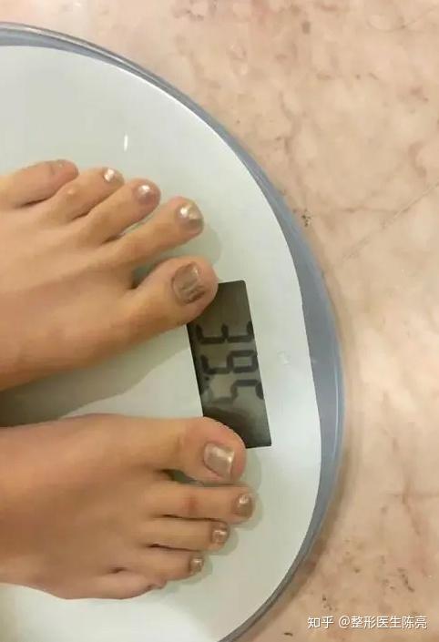 说拍这部戏让她"物理瘦身"了不少,更是直接甩出了她的体重数据