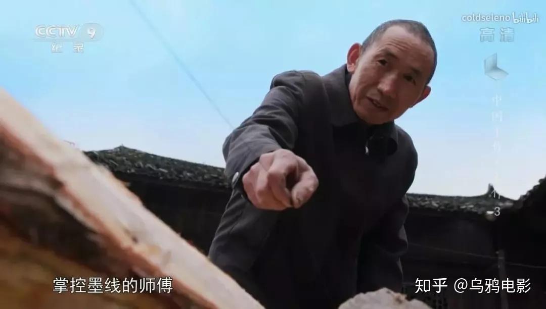 万桃元从小就住在吊脚楼里.