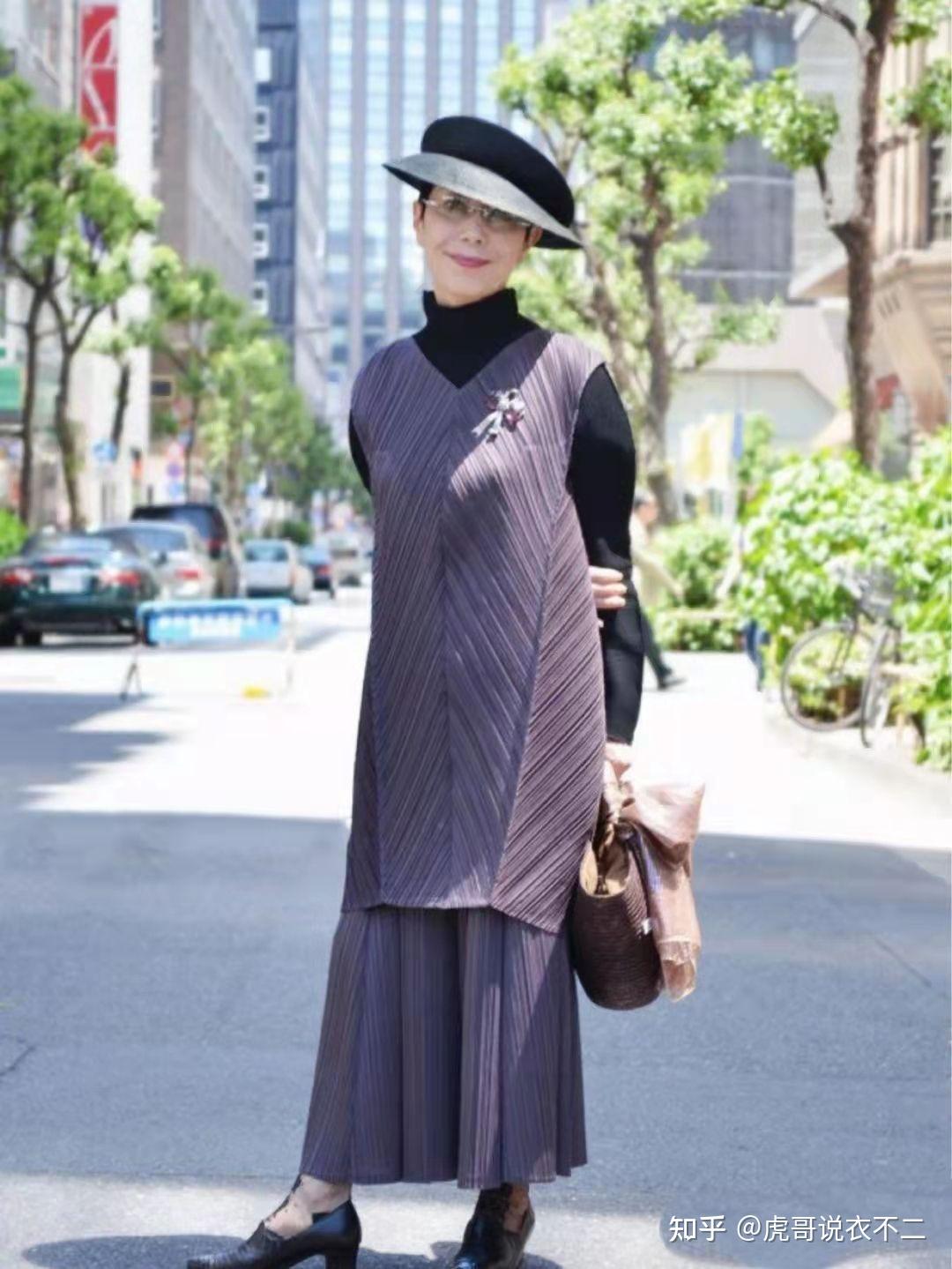 女人年纪越大,在穿衣搭配上越需要注重营造出穿衣层次感,尤其进入秋季