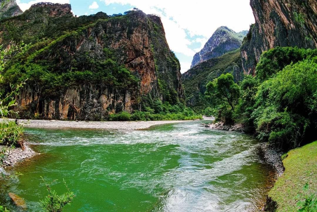 经常去云南旅游的朋友都知道香格里拉.可是哪里才是真正的香格里拉?