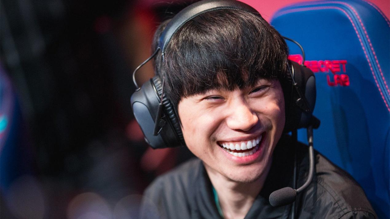 lpl选手奇葩违规瞬间:阿水喝水被罚,doinb一双袜子值一万