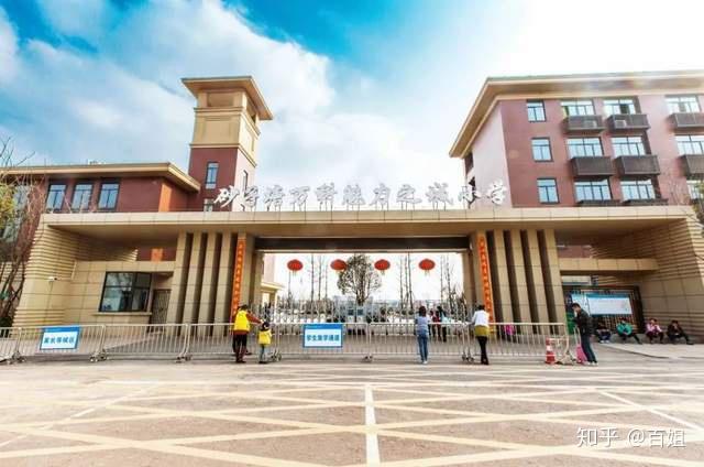至于中学,目前在建中,是万科与南雅签约合作建设的南雅川河学校,今年6