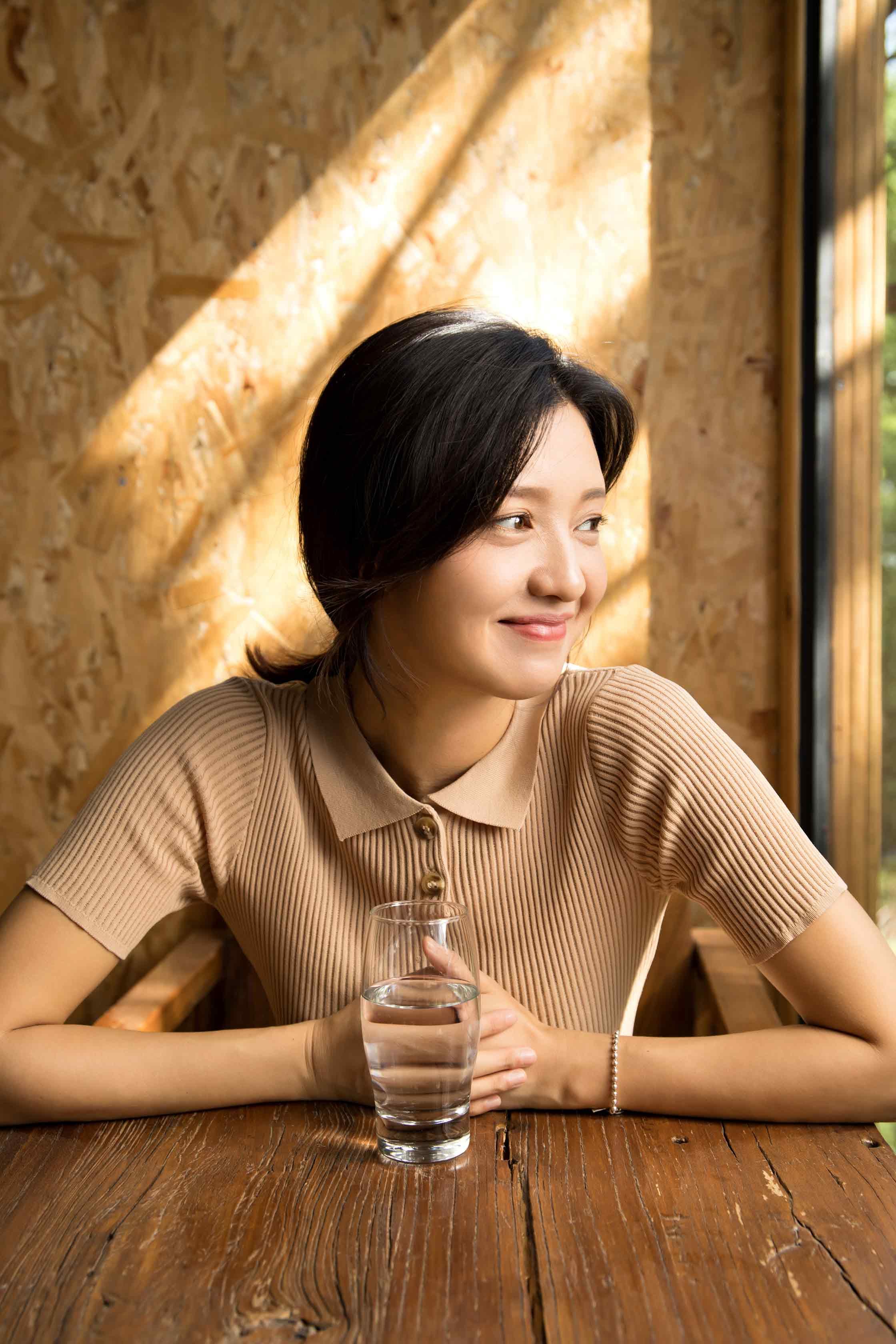 傅晶写真沐浴暖阳 "逆生长"颜值尽显魅力