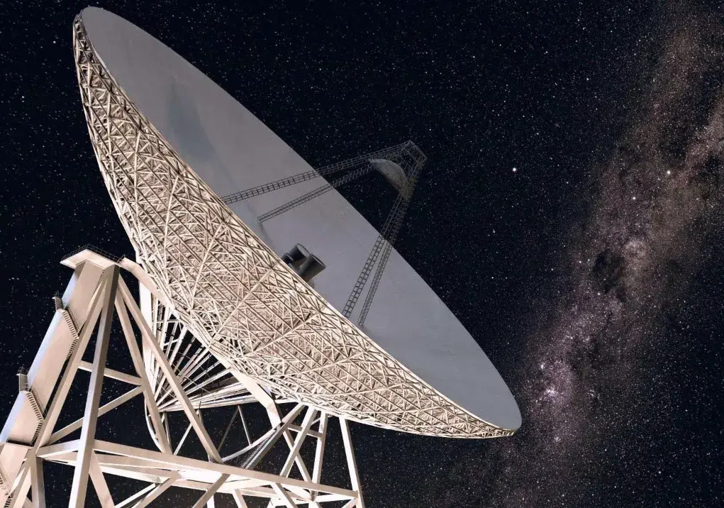 巨大圆盘的望远镜可以探测无线电波,提供遥远空间的重要信息