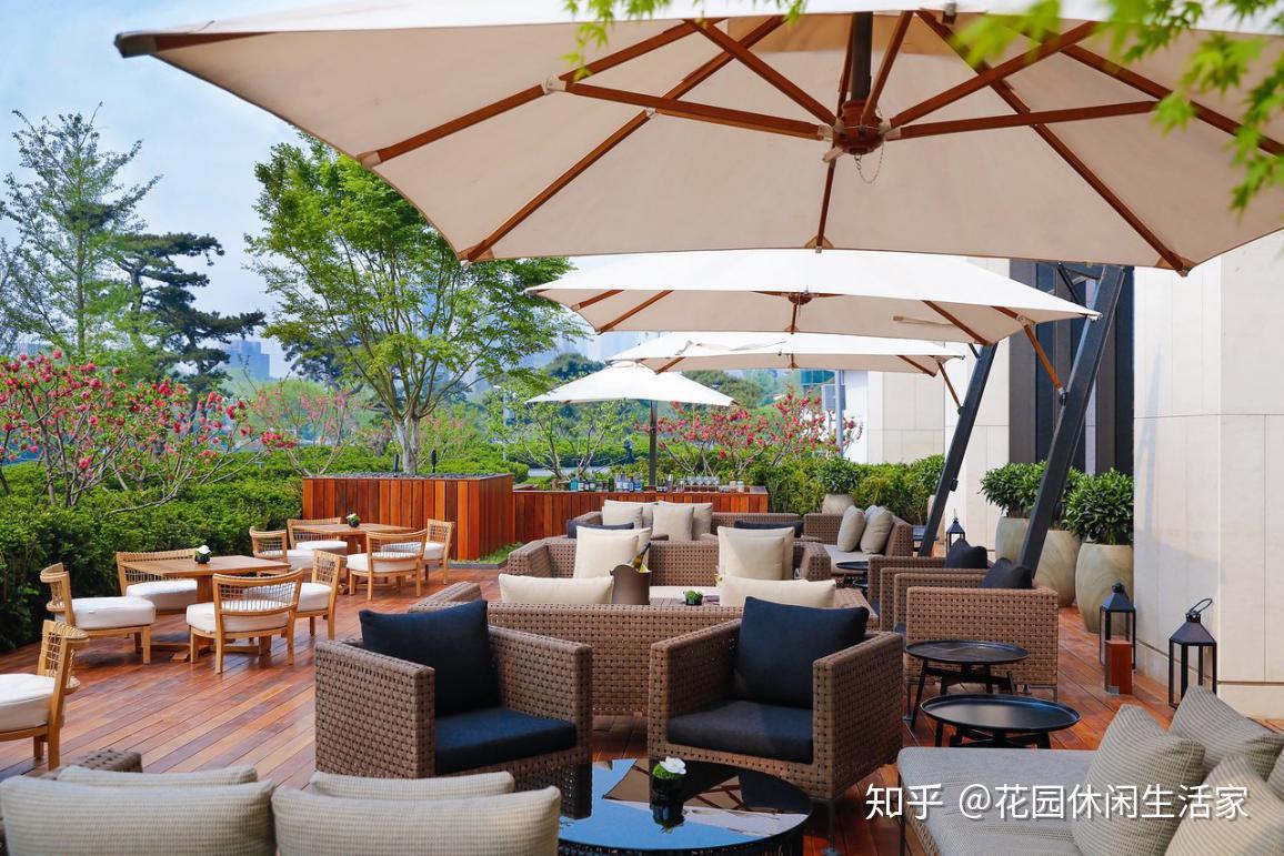 带有户外桌椅伞元素的花园ilbar酒吧是宝格丽酒店的标志