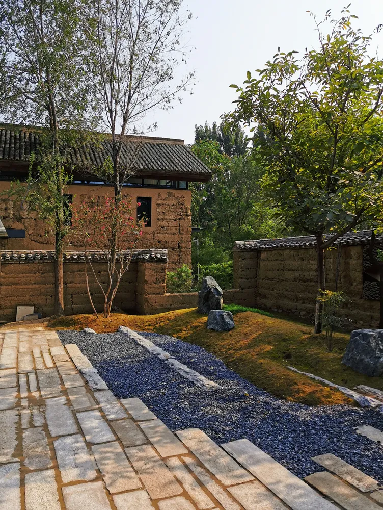 田园里的夯土民宿小有河东岸民宿