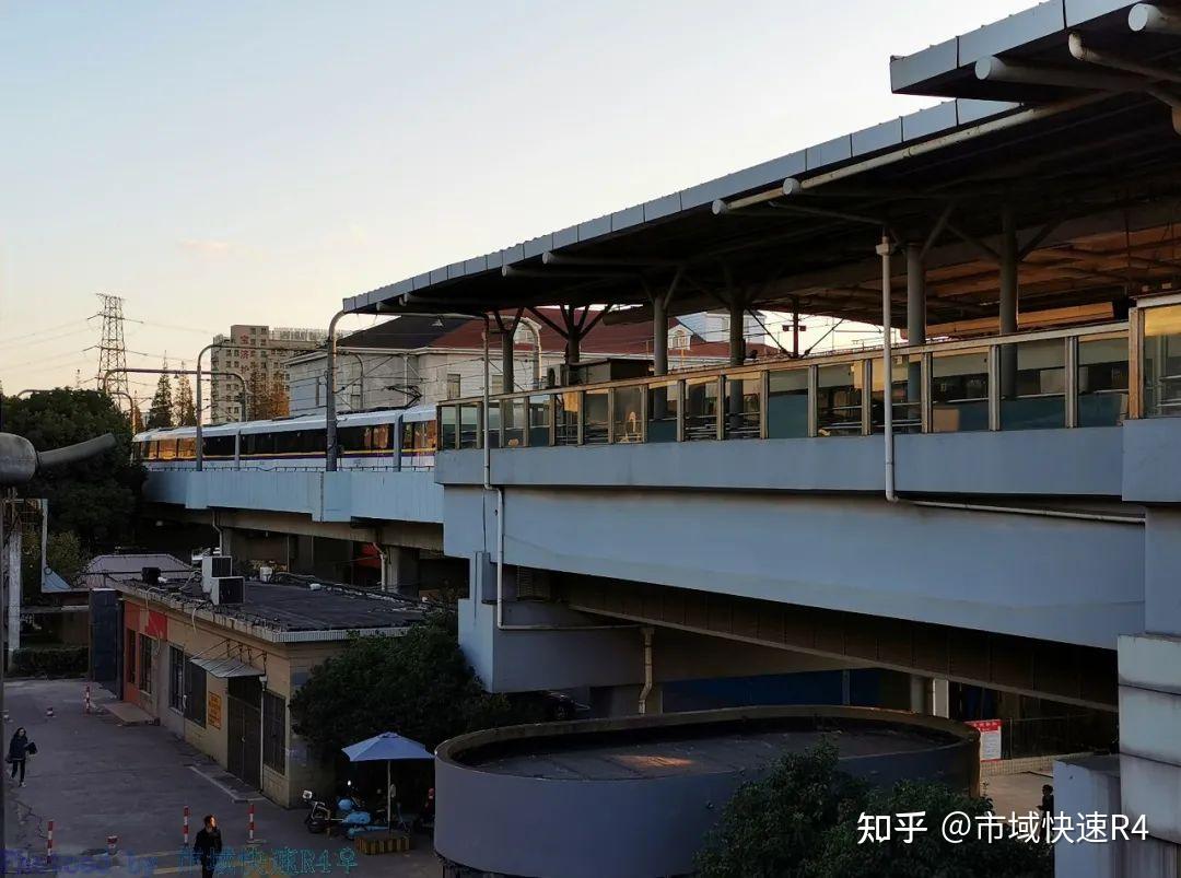 3号线高架在富锦路口转向西边列车逐渐沉入地下3号线:我是高架王,我要