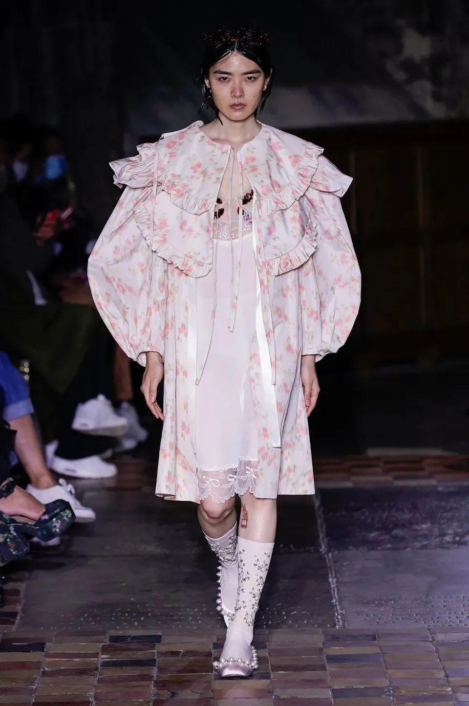 主张大气,简洁,面料自然,比较随意,比较简约搭配感和设计感强