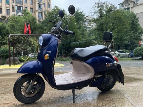 雅迪小龟王是18年的时候买的,老国标,有购车发票和牌照,铅酸电池60v