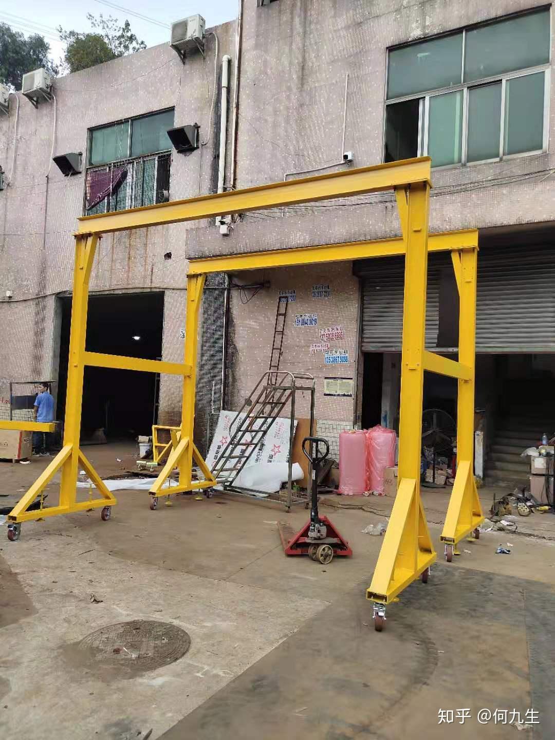 小型龙门吊是一款相似于龙门吊的设备,架子部分也是由立柱和横梁组成