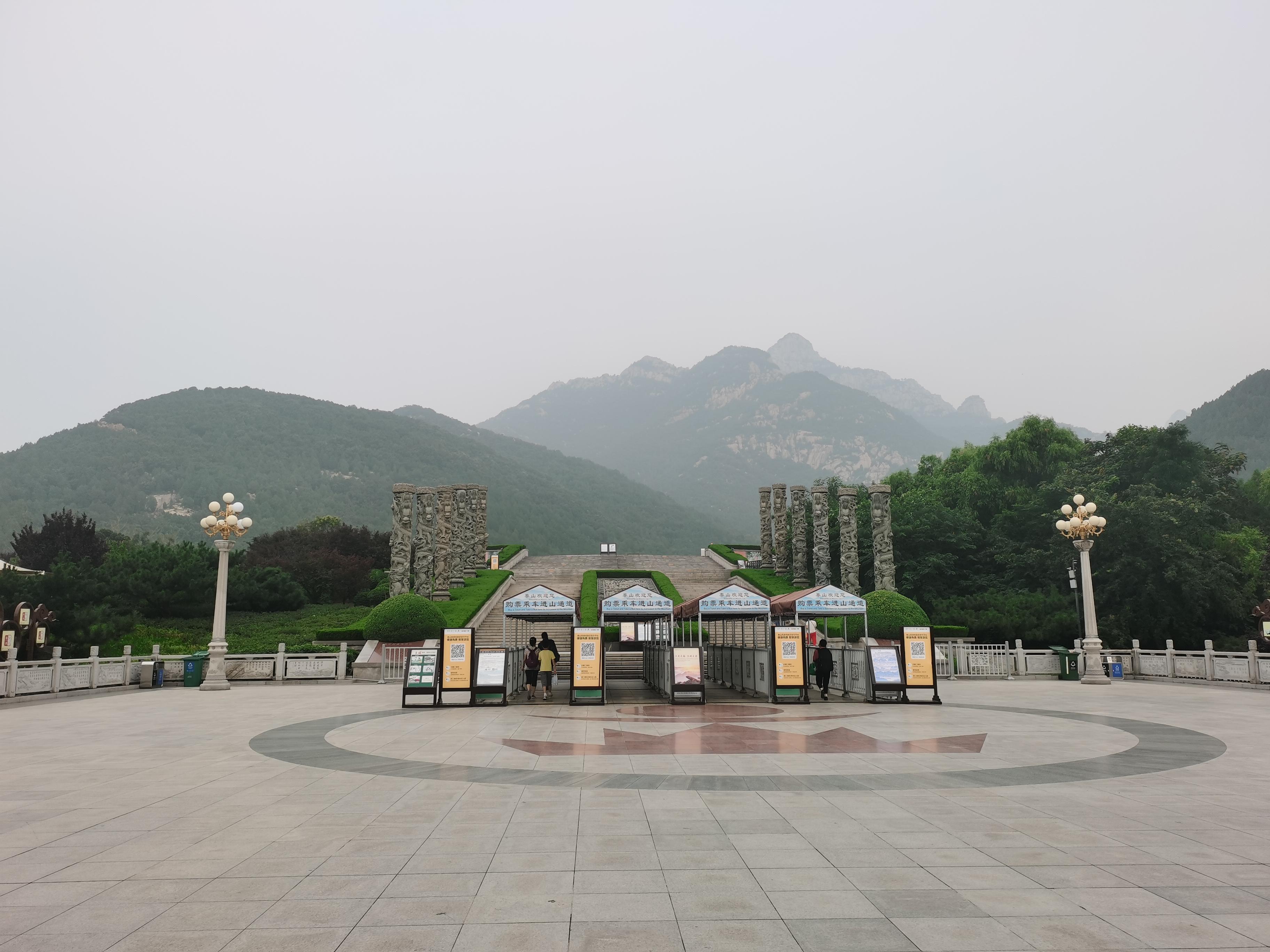 往年这时候,天外村广场人声鼎沸,游客络绎不绝.