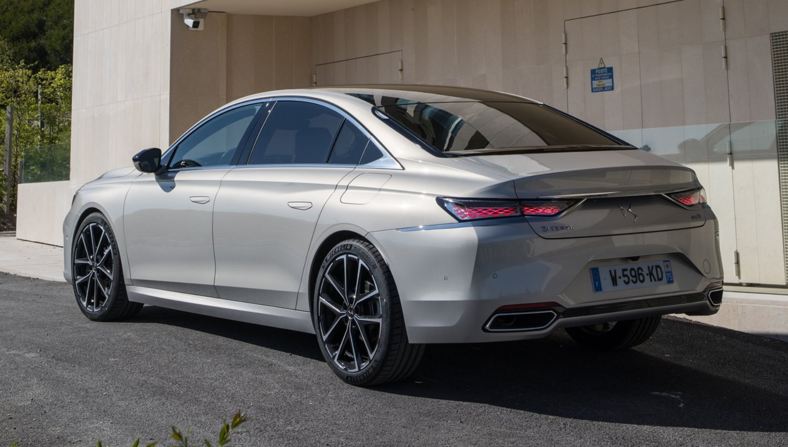 是谁给的勇气这法系旗舰推新版车型售价竟达3499万