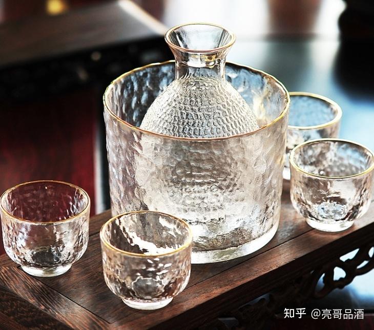 但是夏天喝大量冰镇饮料的做法并不正确.