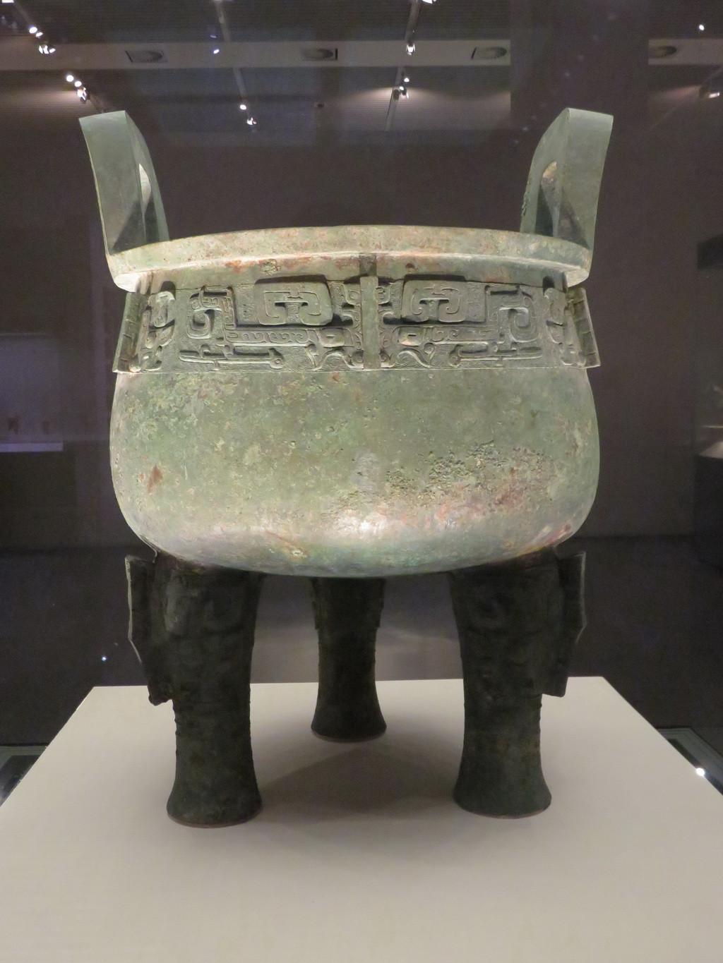 作为中国商代青铜器中的瑰宝,子龙鼎与最大的方鼎——司母戊鼎相映