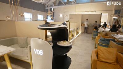 普渡机器人贝拉强势入驻集膳斑斓助力餐厅服务智慧升级