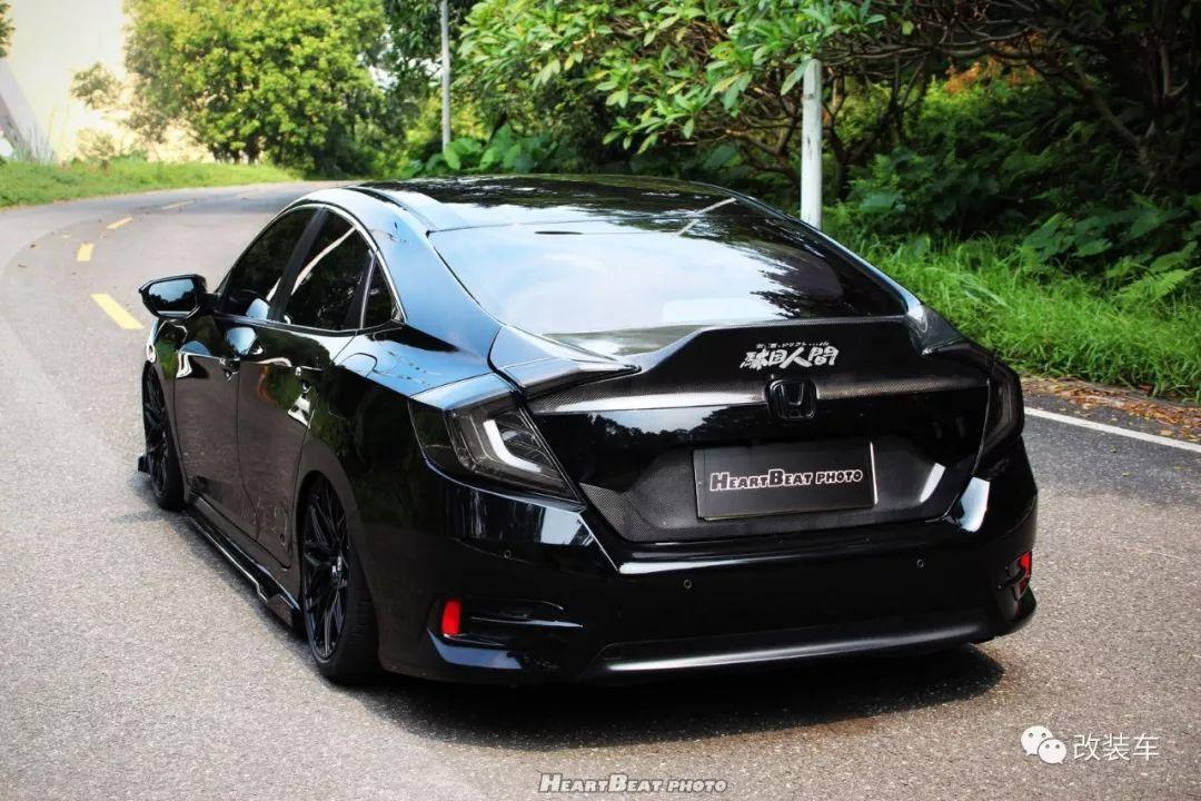 广州车友打造低趴10代本田思域黑武士的风格杀气腾腾