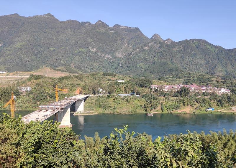 "天峨县六排镇八桂村一村民称,数十年来,大桥两岸的村庄有很多人