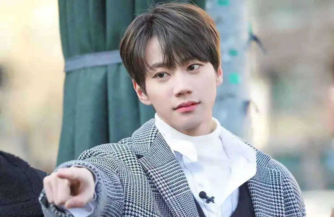 解禁男女又奶又狼忠犬系男友李浚荣火了