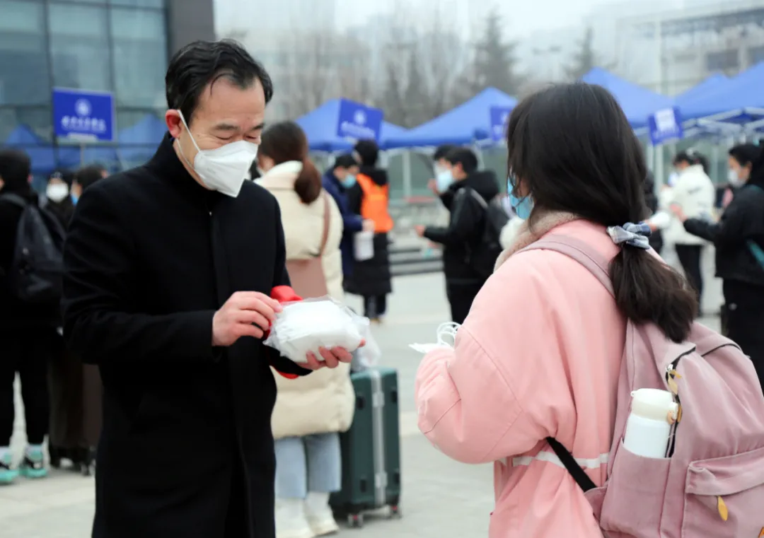 回家過年今日西安外事學院首批大學生離校返鄉