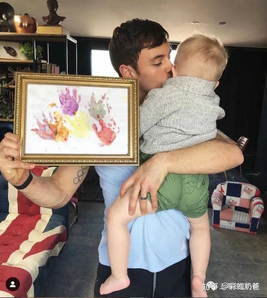 戴利自爆因代孕儿子被法院传唤同志父亲常被歧视丨彩虹奶爸