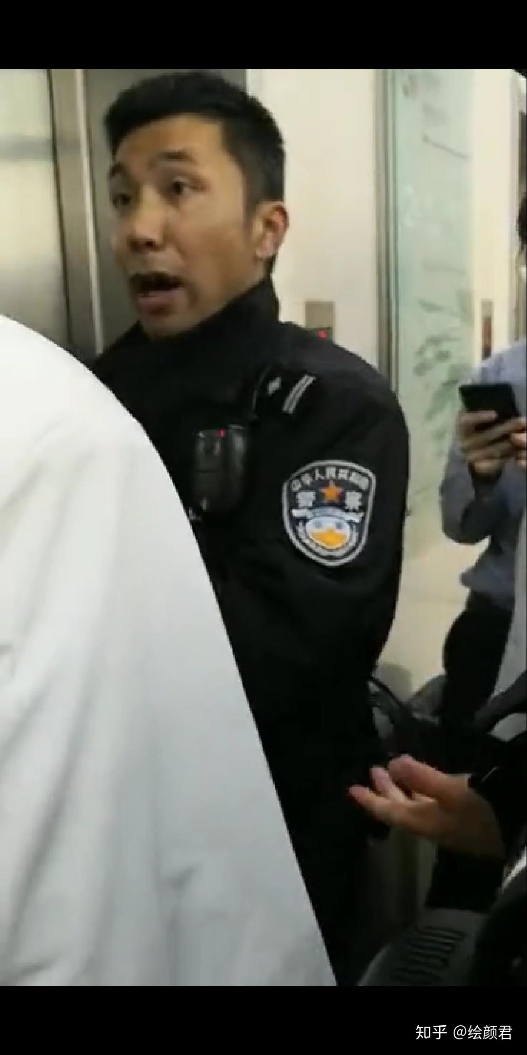 仁济医院胸科主任拒绝插队被带走,医生的地位