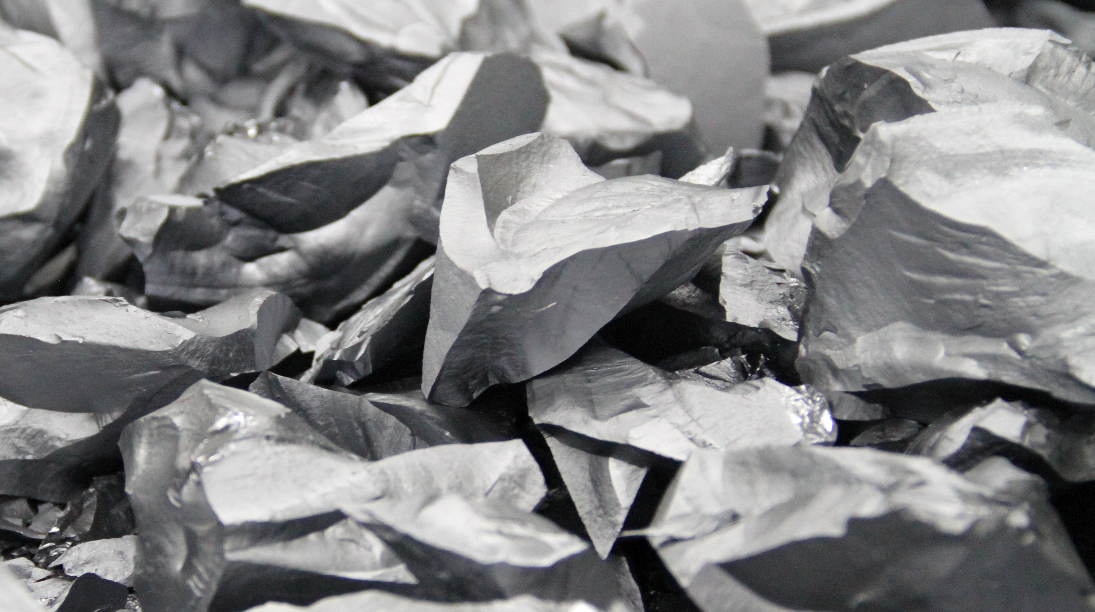 大概的做法就是把「工业硅」和「氯气」混合加热,得到「四氯化硅」