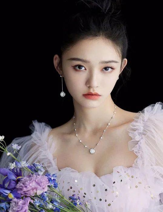 林允鲶鱼系女孩的长相即使是生图也十分能打