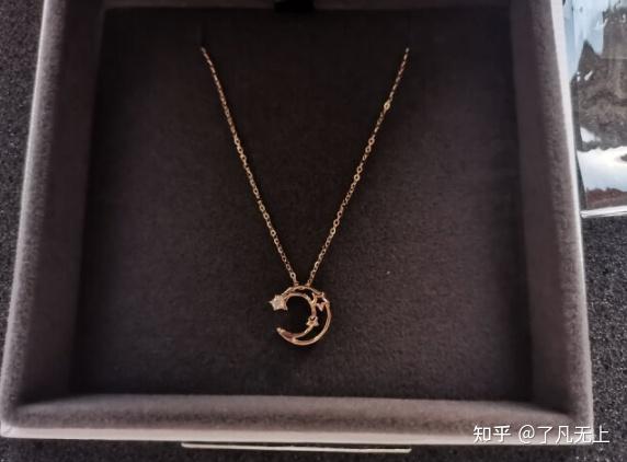 四叶草女士项链,镶嵌了世界首屈一指的施华洛世奇炫美盈彩人造宝石