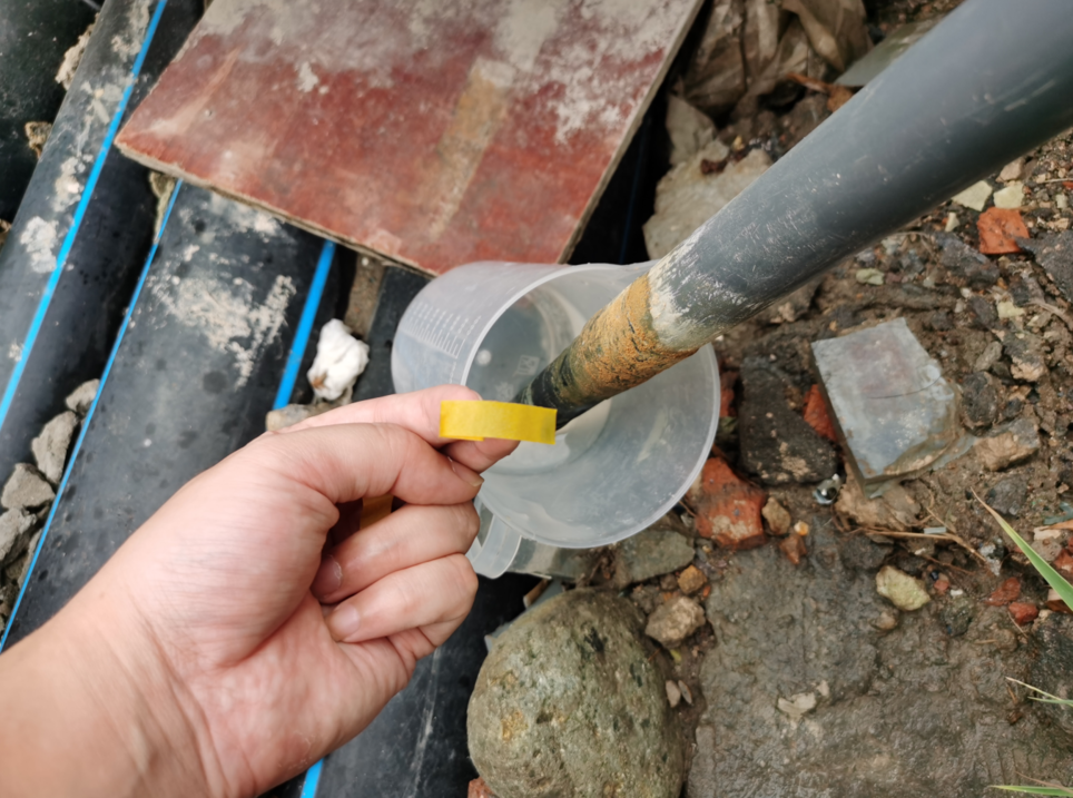 发现该企业废水排放口实时视频监控中有人将ph计探头移出排放口进行