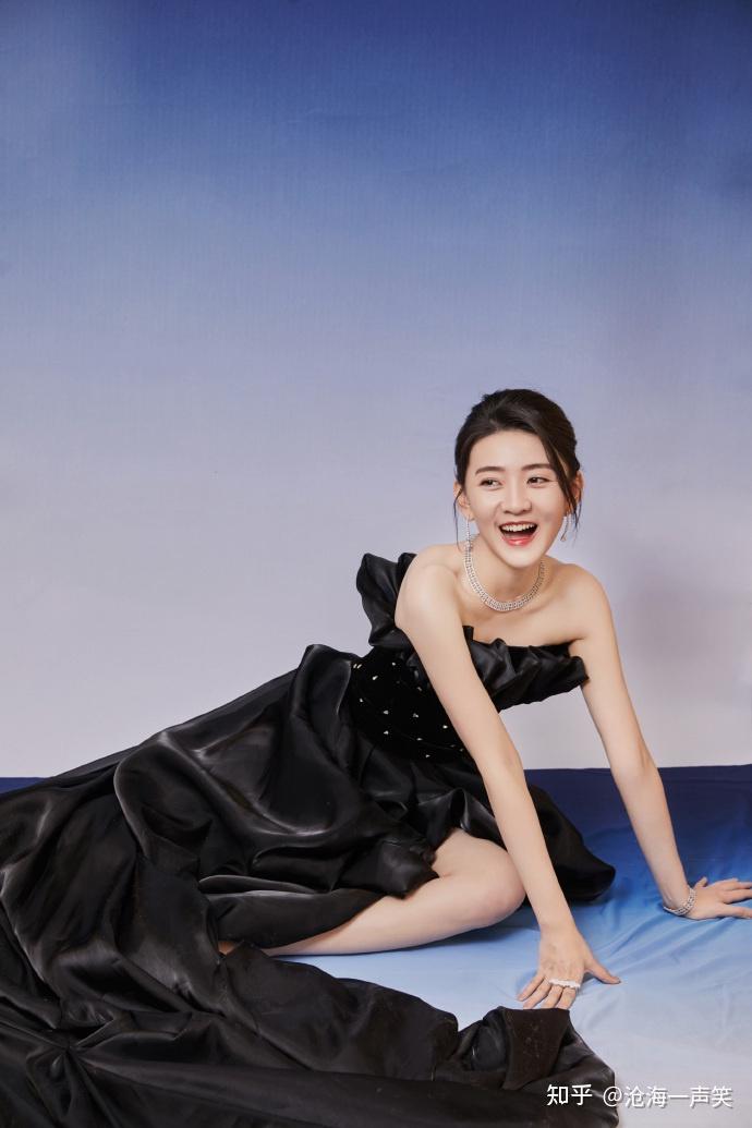 名门泽佳梁洁出席活动一袭黑天鹅超长拖尾裙效果优雅不失灵动