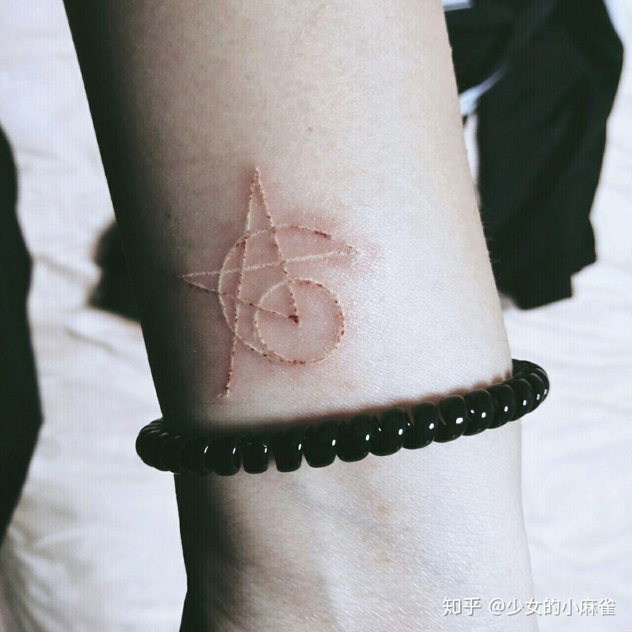 想纹个白色的纹身有纹过白色的纹身的吗有什么缺点吗听说会变黄如图想