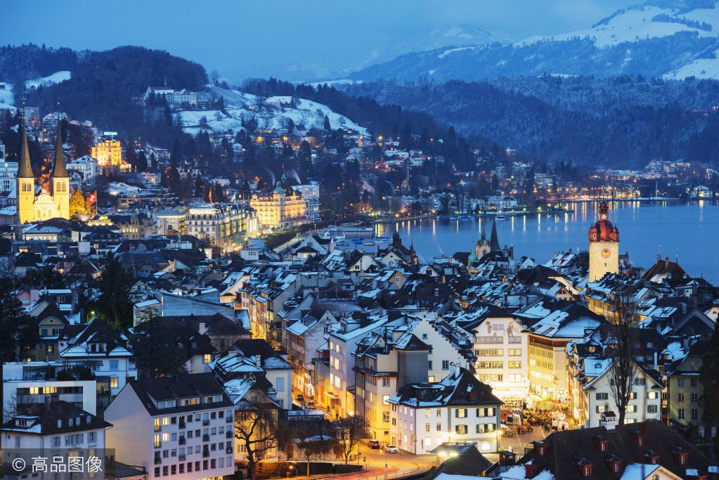 欧洲小镇雪景高清图图片