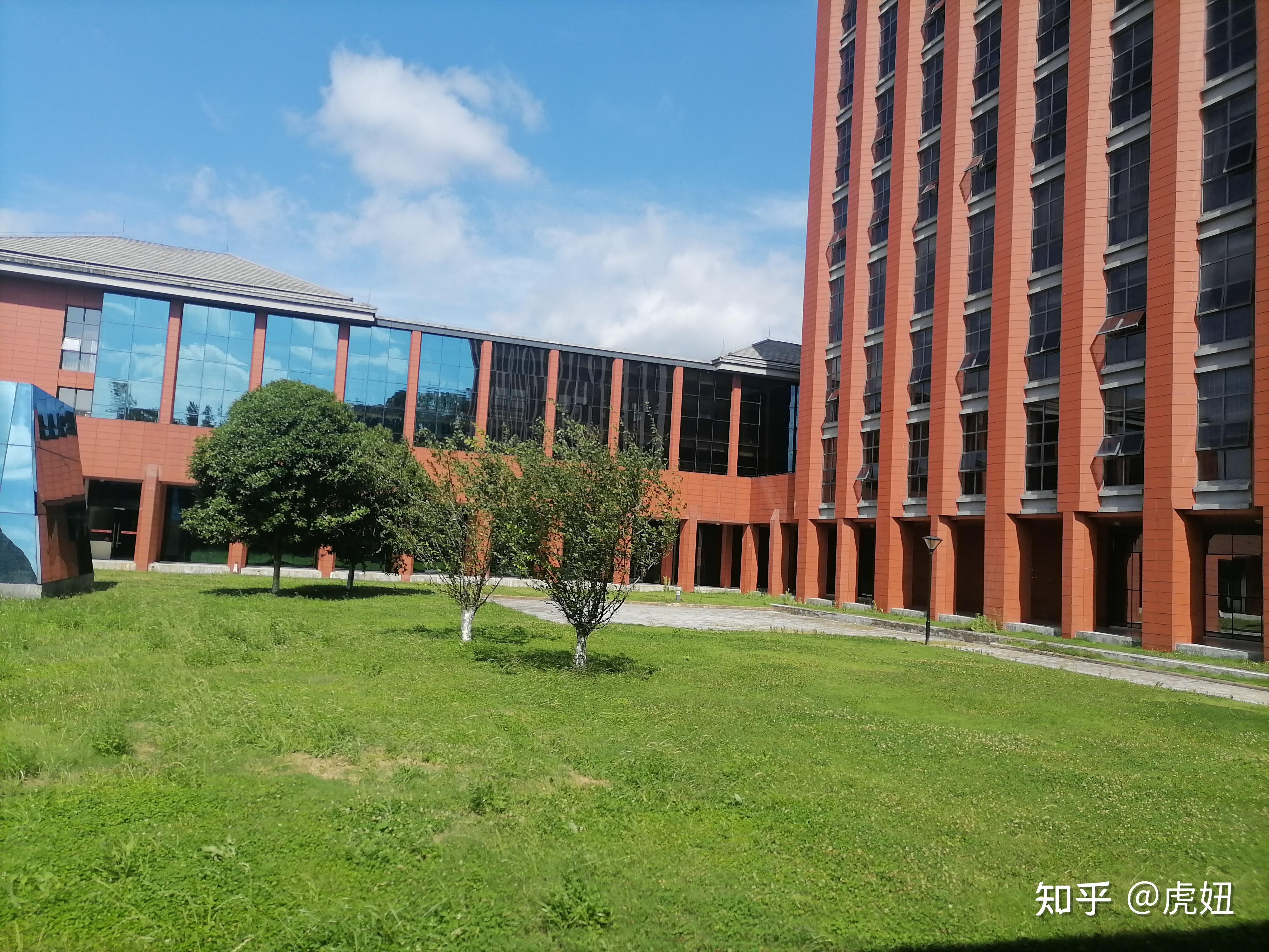 贵州大学草坪图片