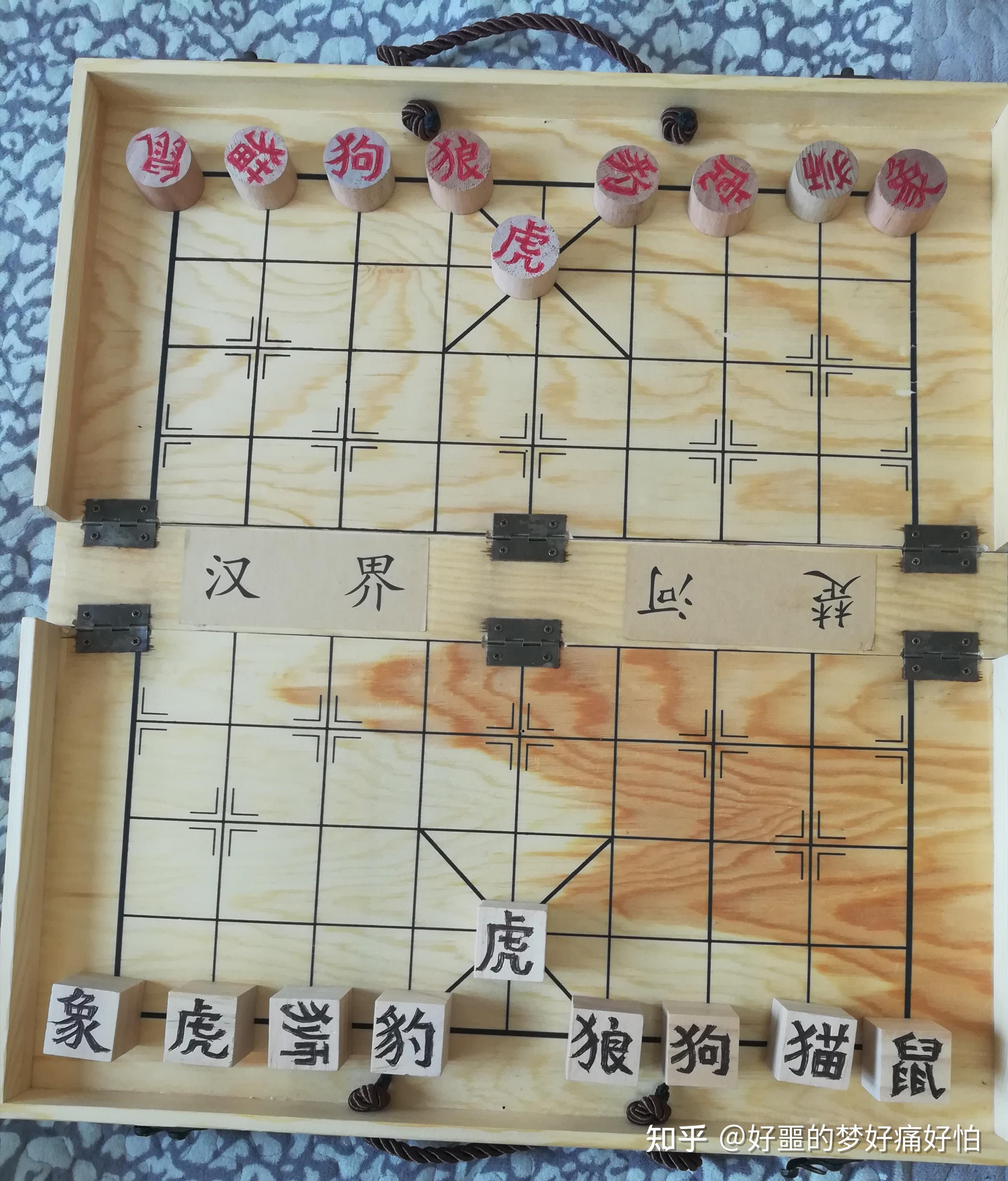 双虎斗兽棋,因为使用了象棋盘,也可叫做"斗兽象棋",其中的【豹】可