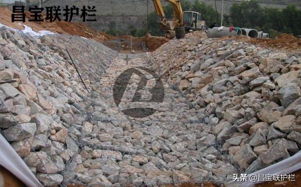 石笼网装石头铁丝笼包塑石笼网河堤防洪格宾石笼网简介