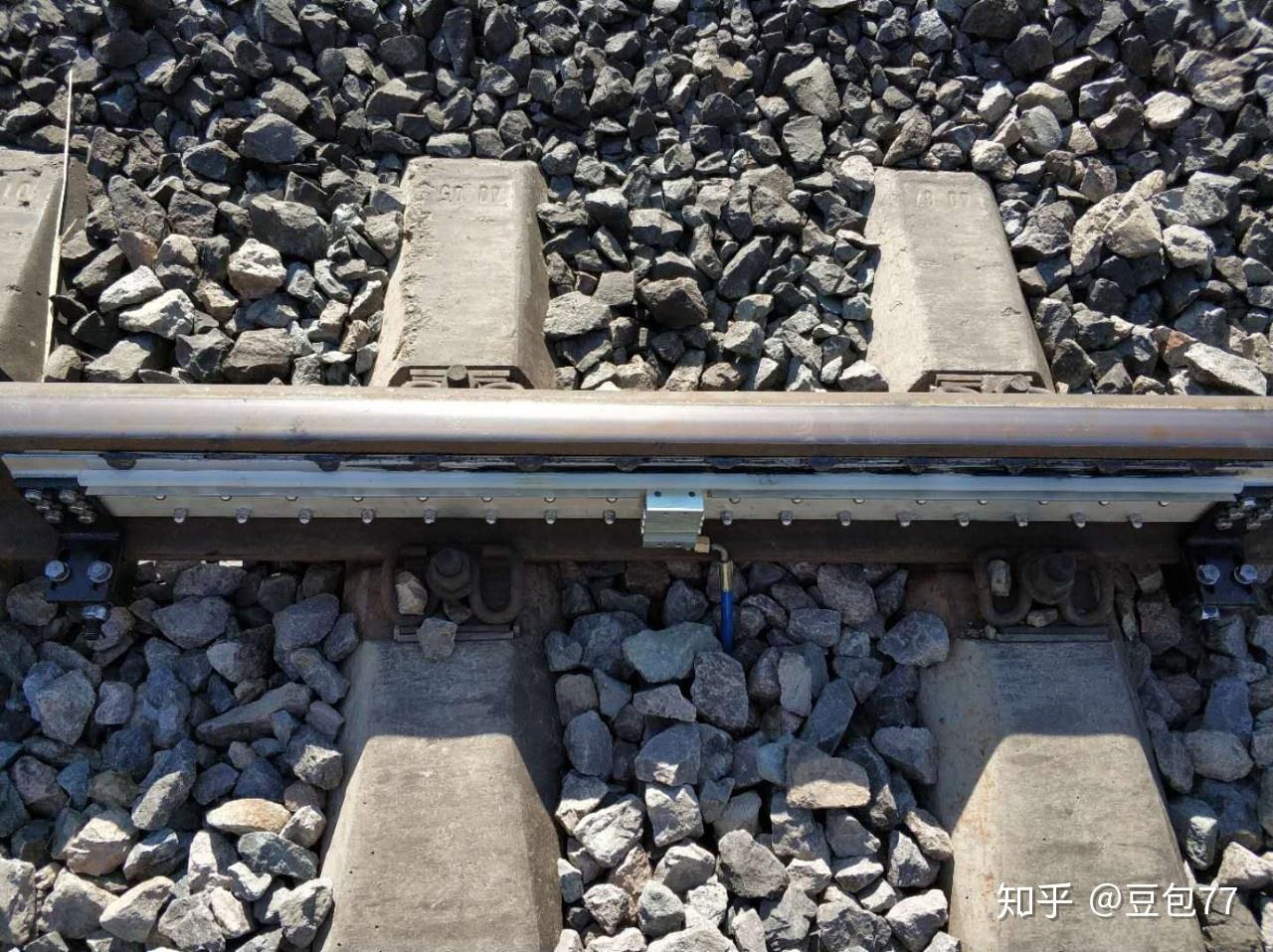 润滑系统列车在钢轨曲线地段运行时,会产生离心力,列车外侧轮缘会与