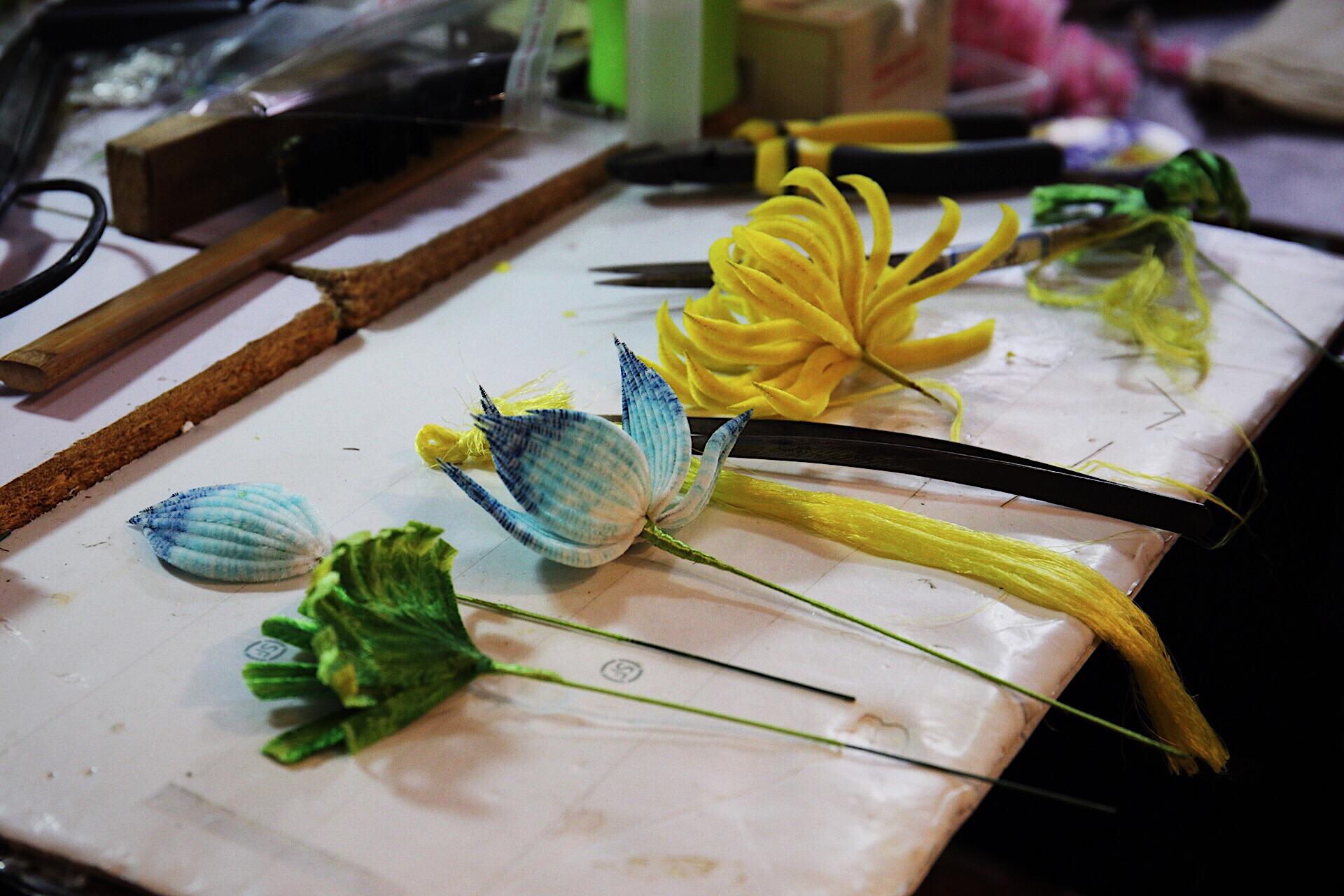 勾条,打尖和传花是绒花制作最重要的三步.