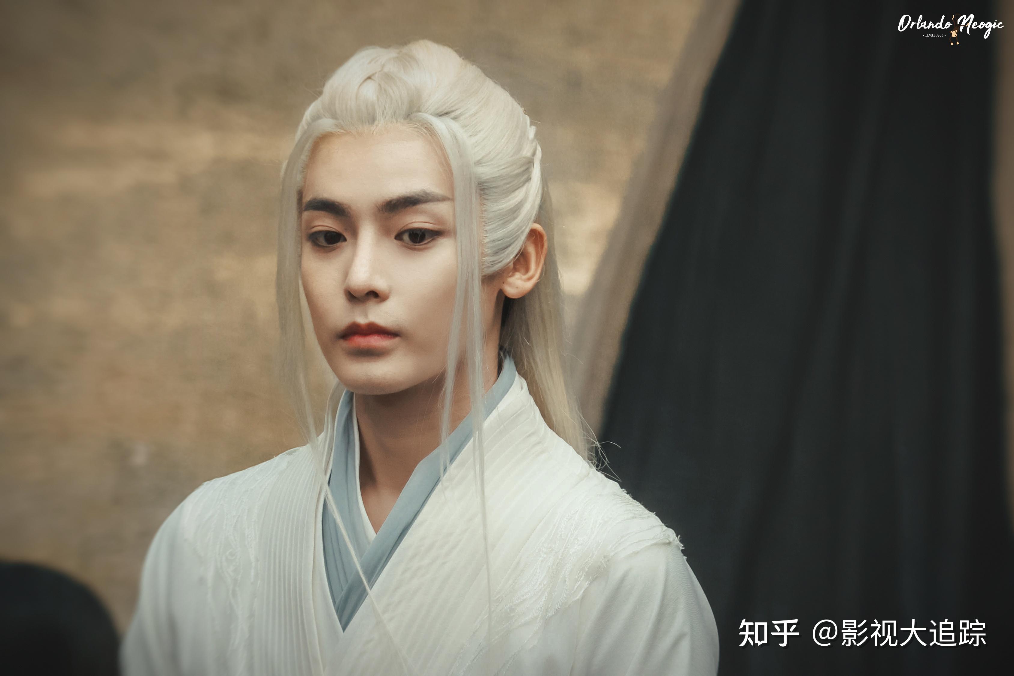 九鹭非香又一虐恋ip杀青,侯明昊白发造型惊艳,周也红衣梦回顾湘