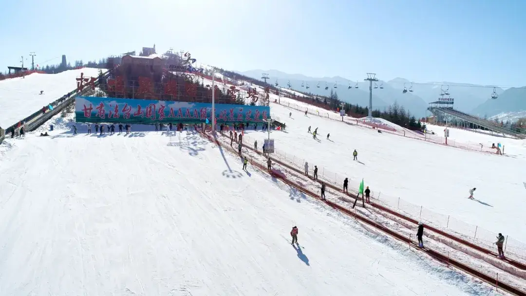 鸣山滑雪场图片