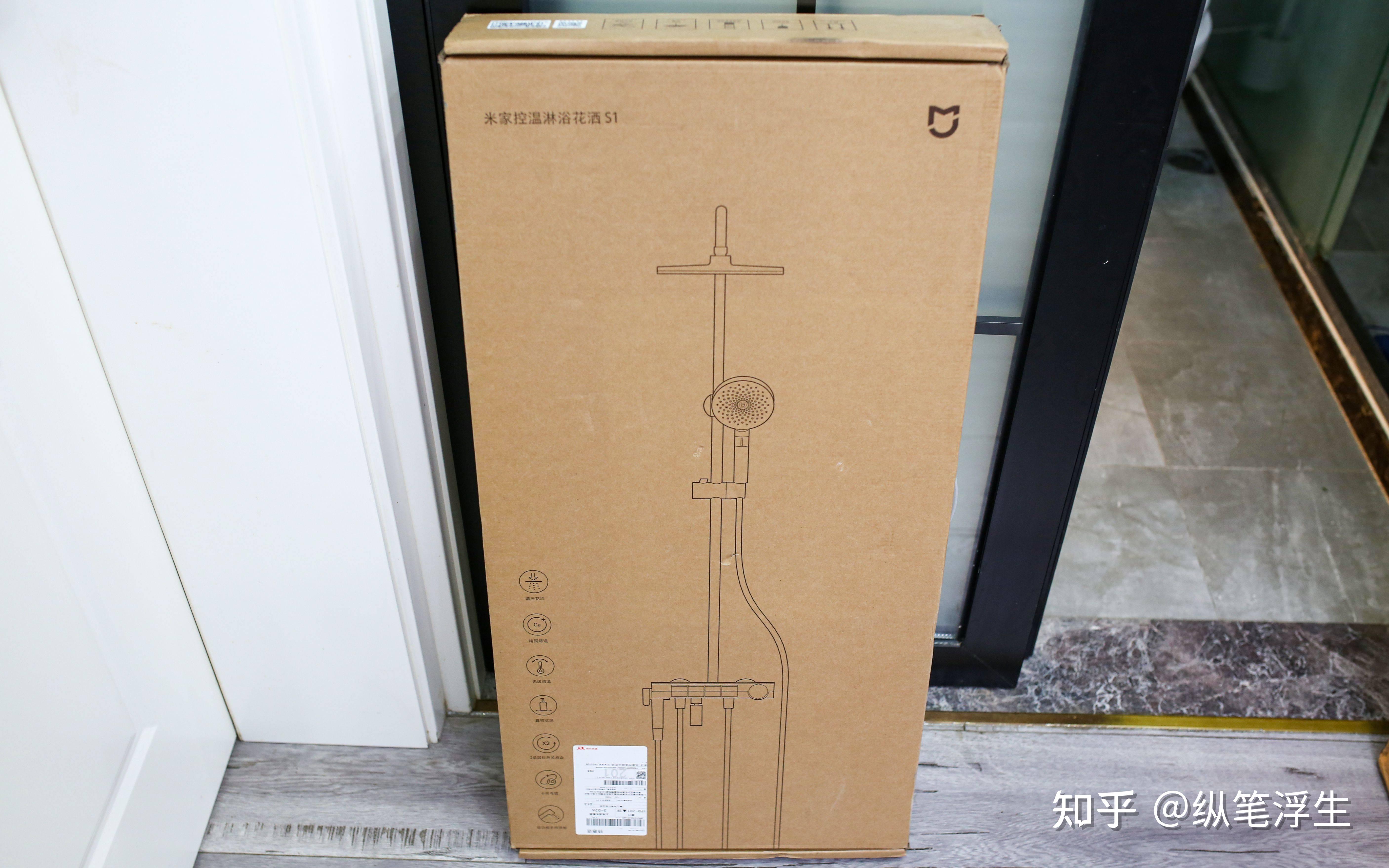 先来进行开箱,这款花洒的外包装平白无奇,包装箱外表面就是花洒的产品