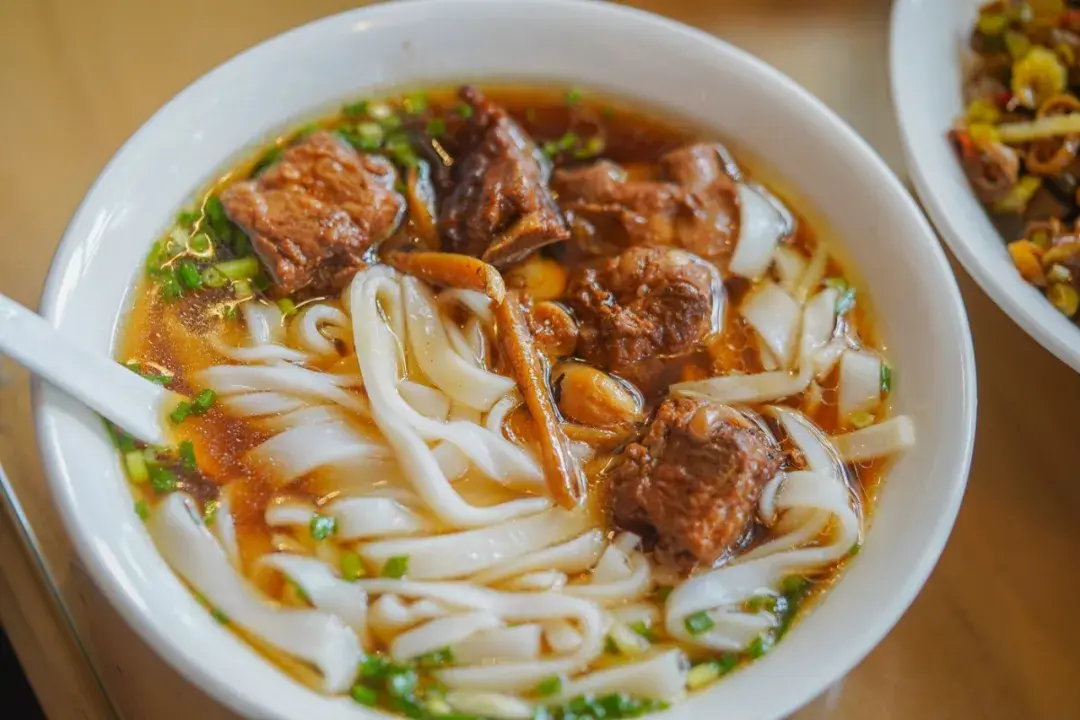 加排骨的肉汤粉,是不吃辣同事的首选.