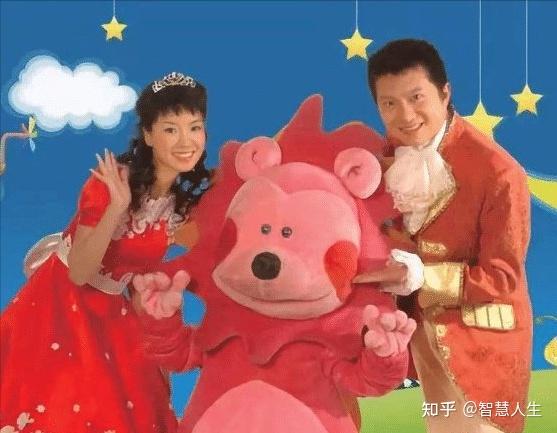 少儿主持人红果果已生二胎晒出一家三口恩爱照网友为她送祝福