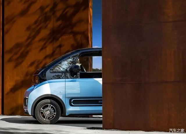 相信就是同门的五菱宏光mini ev,虽然e300的定位更高,做工配置动力