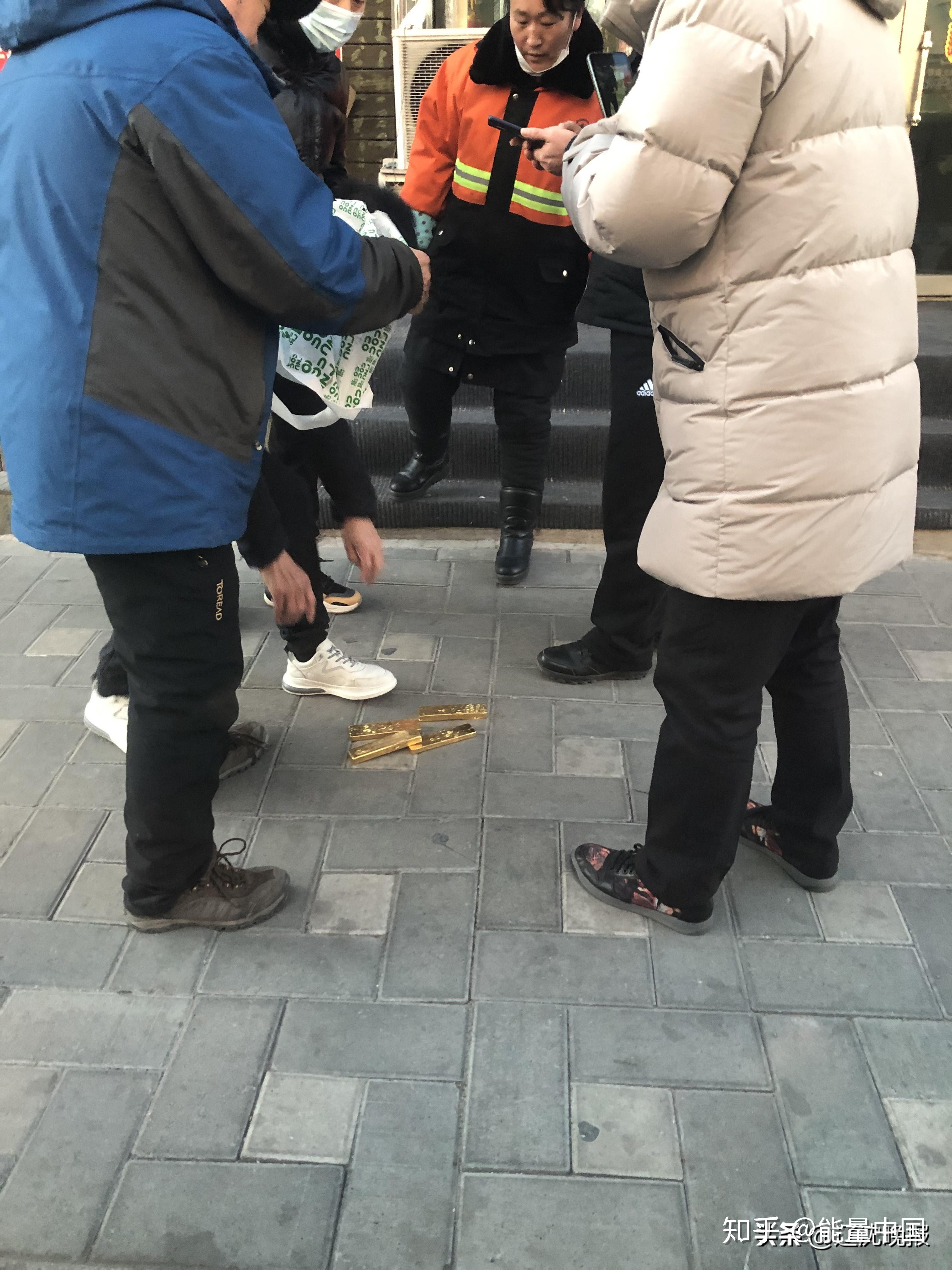 朝阳俩环卫工人捡到4块金块价值300万拾金不昧还失主
