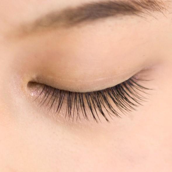 想要睫毛翘美,只能去美容院种吗? - 知乎