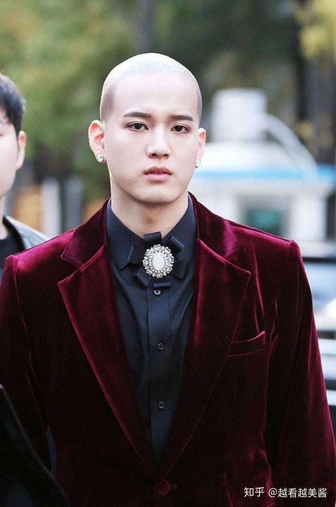 韩国男团btob成员peniel自曝有一段时间因为压力太大,头上70%的地方都