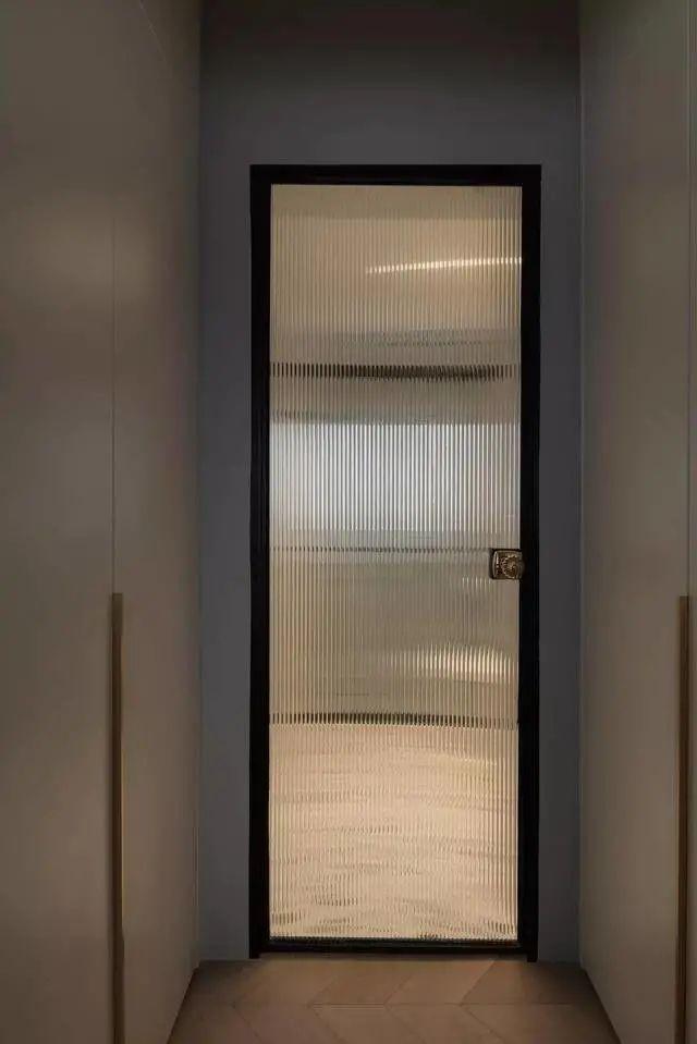 "长虹玻璃"是朦胧设计美学的代表,也是当下卫生间门中的网红,属于好看