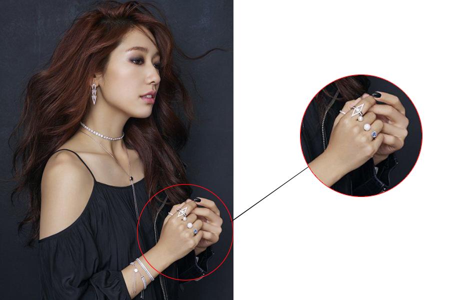 化上烟熏妆,换上黑色吊带上的让朴信惠具有一种野性范,原来粗短的手指