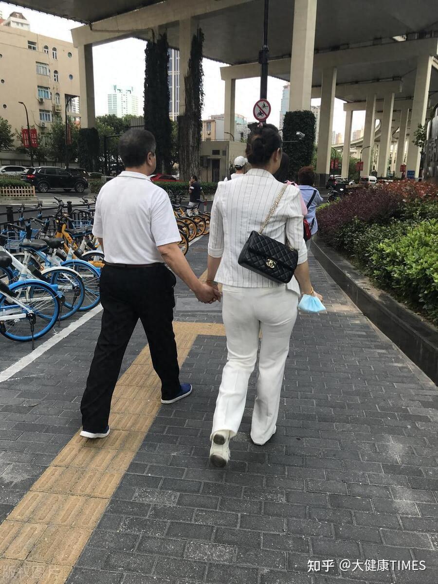 如何看待这样的老少配婚姻？是真爱还是有所图？ 知乎