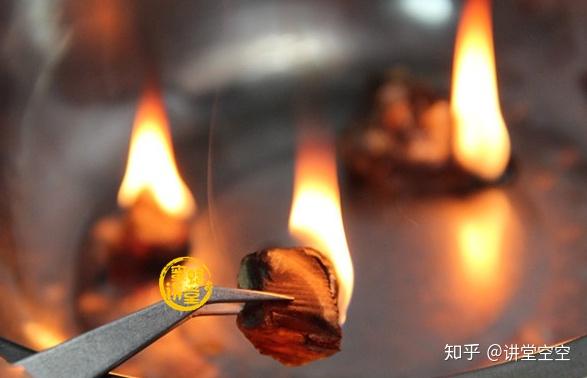 像柯巴树脂,松香时常用来冒充天然琥珀,燃烧也会有松香味,一般柯巴